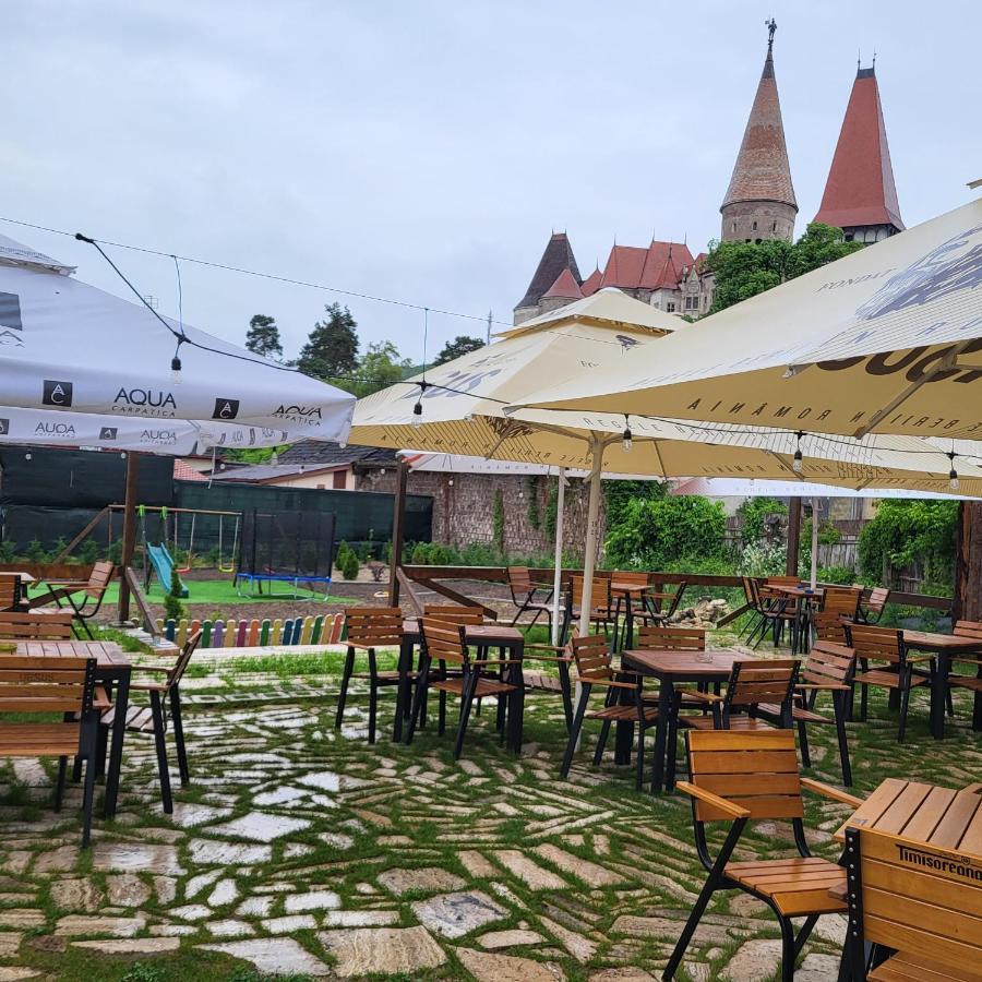 Pensiunea Hanul Huniazilor Hunedoara Exterior photo