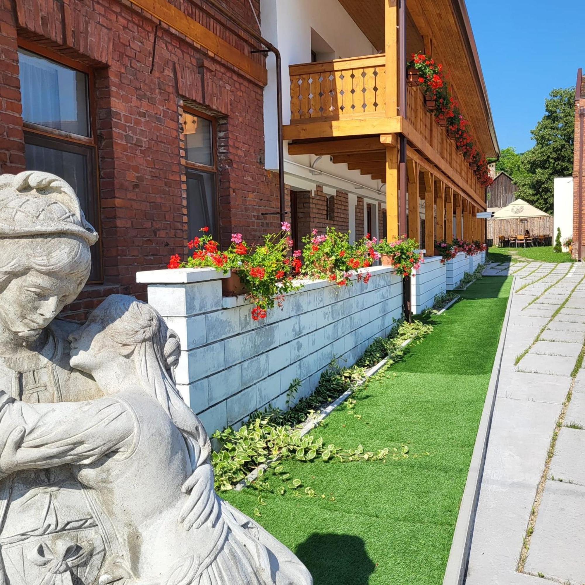 Pensiunea Hanul Huniazilor Hunedoara Exterior photo