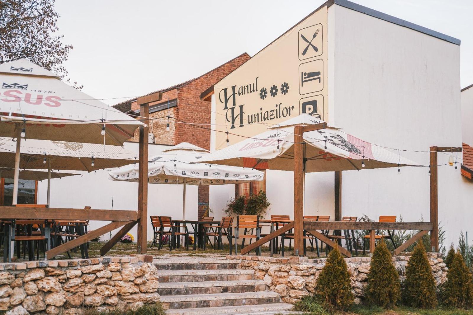Pensiunea Hanul Huniazilor Hunedoara Exterior photo