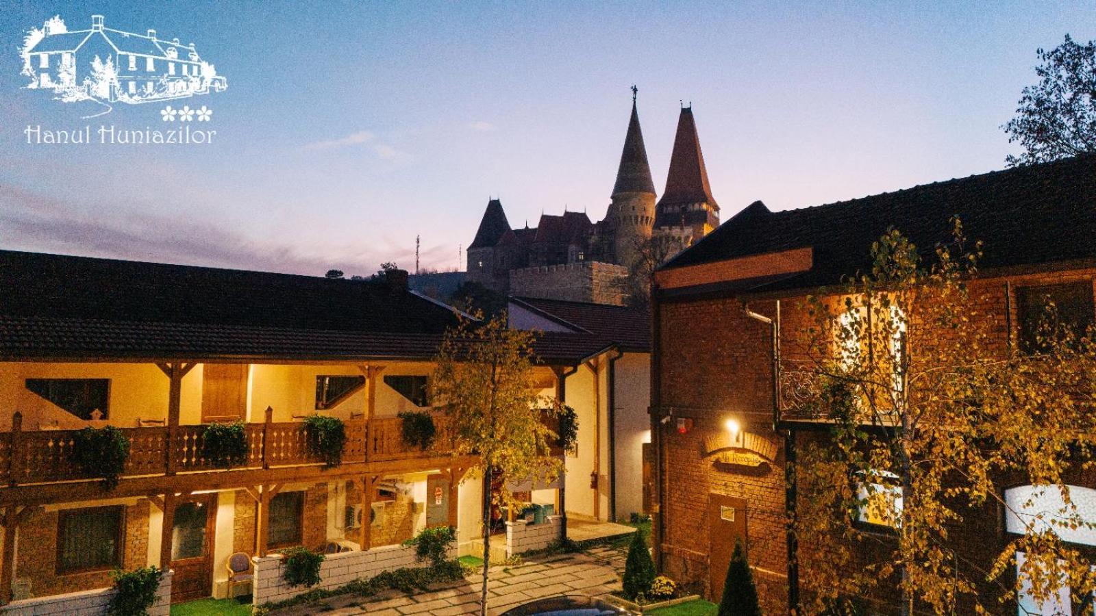 Pensiunea Hanul Huniazilor Hunedoara Exterior photo
