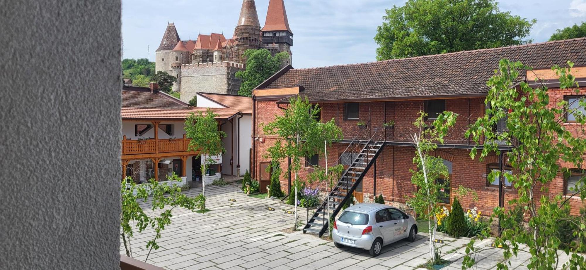 Pensiunea Hanul Huniazilor Hunedoara Exterior photo